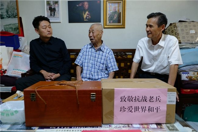 京东暖心探望北京抗战老兵，百张助起椅与磁疗枕送达英雄家中(图2)